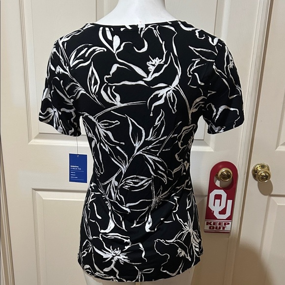 Apt. 9 Black and White Floral Short Sleeve Top. NWT. Small - Picture 5 of 7